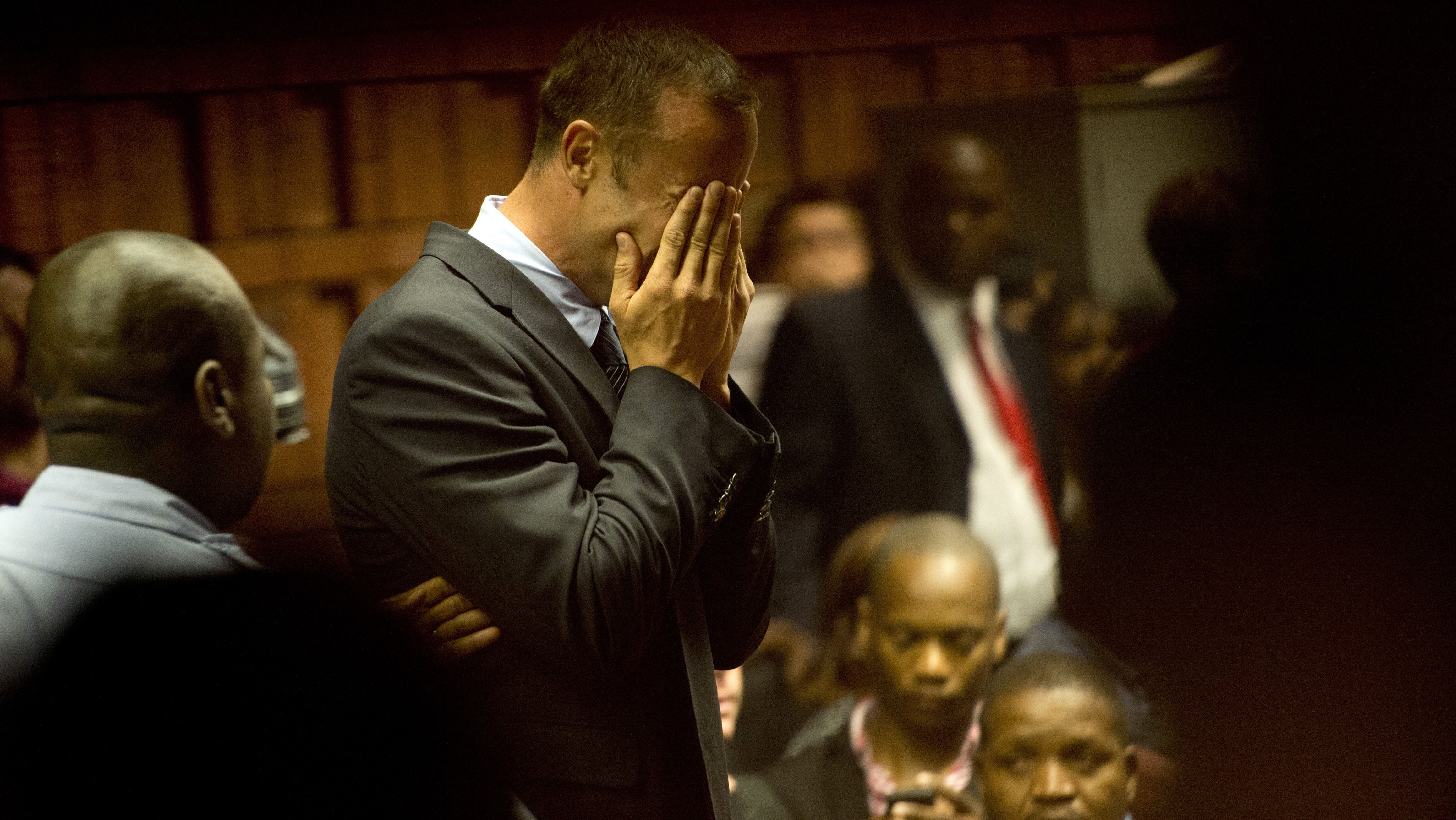 Oscar_Pistorius_súd_plače